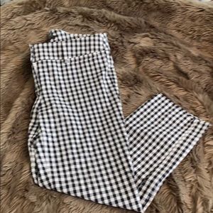 Adorable black and white checked ankle pants 00P